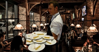 Heroic waiter serves 80+ diners alone: 'I managed to keep my composure and handle it'