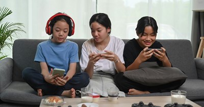 15-year-old girl refuses to let her 16-year-old brother use headphones, Mom and Dad side with him: 'I didn’t want to lend them because this is an ongoing issue'