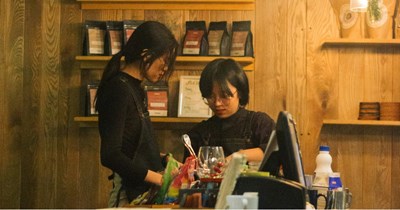 Restaurant manager realizes her trainee is strangely copying her every mannerism, calls her out: 'My gut says this is all too much and weird'