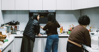  Teen Drops Huge Family Pie at 4AM and Starts ‘Saving It’ by Throwing Dishes on the Floor, Now She’s a Michelin-Star Chef 
