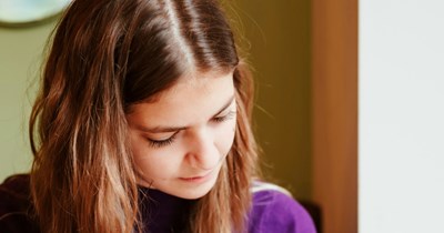 24-year-old demands 20-year-old sister lend him $1200, she refuses after he took $800 she saved for their parents at 16 