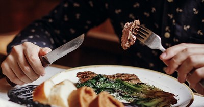 Friends show up over 30 minutes late to dinner reservation leaving guy sitting awkwardly alone in a busy restaurant, guy orders food to go and leaves leading friends to claim that he is impolite for leaving