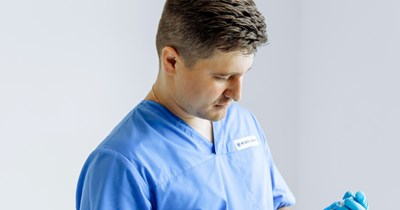 Nurse receives $750 bonus for referring brother-in-law for job, he gets offended when she won't share it with him: 'It's not like I stole the money'