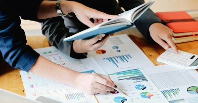 Manager demands new hire employee write shorter reports, employee complies: 'He came to my desk. In person. To discuss the report'