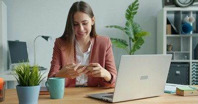 Manager interrupts with a message every time employee is on a call: 'It took me a while to realize it was intentional'