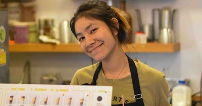 Evening shift employee constantly arrives 15 minutes late at 5:15, day shift coworker stops staying after her shift ends at 5:00 to cover for her: 'By 5:05, I decided I was leaving.'