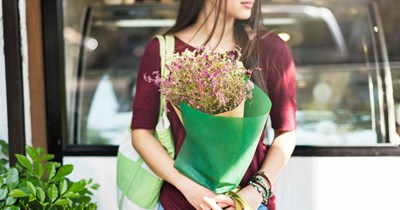 UPDATE: 37-year-old brother sends anonymous flowers to 35-year-old sister, leading sister to divorce her husband