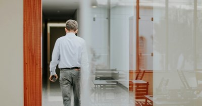 Employee convinces entire team to clock out together at 5:00 PM on the dot to send a message to their boss