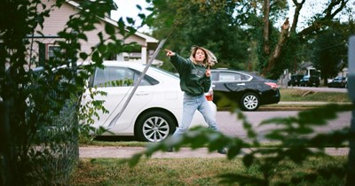 Woman confronts neighbor’s guest who blocks her family’s driveway regularly, but he only tries making excuses: ‘It's not public property, he does this every day’