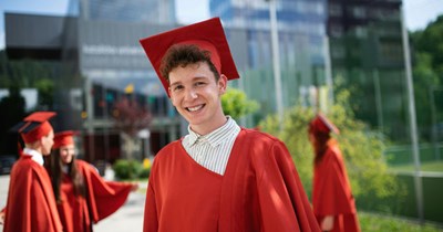 Son uninvites mom from his high school graduation after she plans a Florida trip with her boyfriend and his kids during his graduation party
