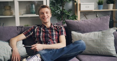 28-year-old boyfriend unoficially moves in to his gf's apartment rent-free, roommate makes him pay up: '[It's not] fair for me to pay the same'