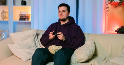 26-year-old girlfriend pays her unemployed boyfriends rent for 4 months, discovers he got a 6-month severance package worth thousands of dollars