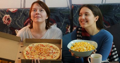 Woman spends hours catering to her friend's "allergies" until her mystery diet starts raising eyebrows: 'I saw Dina eating a slice of regular pizza'