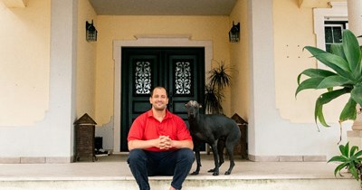 Homeowner accused of being in a cult by entire neighborhood after feeding crows every night: 'My neighbor's kid thinks I'm a wizard'