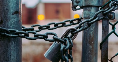 Neighbor chains off shared driveway from new homeowner, claims he's "securing [his] property", tells homeowner to knock and ask for permission to access: 'This driveway situation was not his first attempt at this kind of thing'