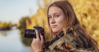 Eldest sibling gets caught selling her 24-year-old sister's photography online after 3 years of grifting free professional photoshoots: ‘Maya, I won’t be doing free shoots anymore'