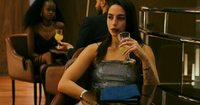 Single woman uses "pretty friend's" pictures for her dating profile, then invites her altar ego as "girl support" for her next date