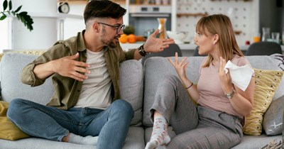 22-year-old hard-working girlfriend refuses to quit her job without financial security, boyfriend pulls away after she asks for a safety net: ‘I just want to protect myself, not depend on anyone’