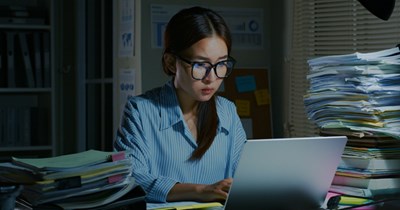 Employee is expected to show up 15 minutes before night shift, coworker gets annoyed she doesn't arrive 1 hour early: 'You aren't considered late until after 6'