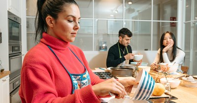 Roommate’s girlfriend moves in without paying rent, sparkling debate about bills and household boundaries: 'I never agreed to a third roommate'