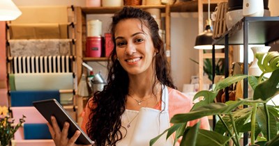 Manager demands worker send her coworkers home early during the holiday weekend, yells at her for doing so: 'I asked 2 people to leave at 1:30pm. We close at 5:00pm, and from 4:30 to 5:00 we got slammed.'