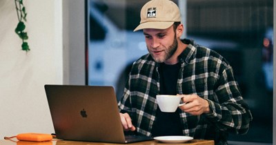 Cybersecurity worker stops trying to help his aunt after she throws a laptop down her stairs, loses 6 years of photos, and accuses the tech-savvy nephew of hiding a magic fix