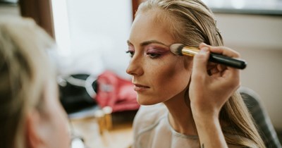 Bridesmaid stands her ground and walks away from sister’s wedding after refusing $150 mandatory makeup artist due to cost and allergies: ‘My eyes can’t handle it’