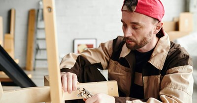 ‘I walked out of there with my head high and laughing’: Young upholstery apprentice gets back at 52-year-old nepo-baby coworker right after quitting