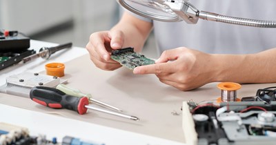 Software engineer refuses to fix neighbor's laptop after being swarmed with requests from being labeled by the neighbor as the building's free IT support: 'He told everyone in our 20-unit building that I’m a tech genius who helps everyone for free'