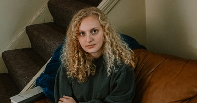 Mom demands 25-year-old daughter move out of her condo so that 18-year-old sister can move in instead, daughter refuses: ‘You're playing favorites’