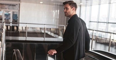 Company policy forces employee to book a flight for himself and the boss that's 5 extra hours just to save $250, airline upgrades employee but not boss, policy gets changed by Monday: ‘Oh, the kicker…’