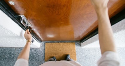 Landlord forces a resident to change their doormat for ruining the “welcoming atmosphere,” tenant doubles down with new decor: 'It’s a $12 doormat from TJ Maxx… It’s a joke'