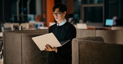 Company mandates RTO, workers commute 50 minute to wear headphones alone and take virtual meetings with coworkers