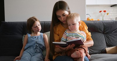 22-year-old nanny quits on the spot and walks out when the mother of the 2 kids demands she take an over 50% pay cut, says she's greedy: 'She would only pay $50 for the entire day'