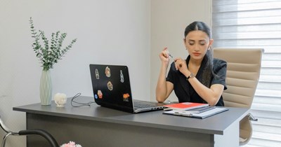 Boss forbids employee from leaving their desk, refusing to let them work from other locations in the office, employee confronts him: ‘I'm so fed up’
