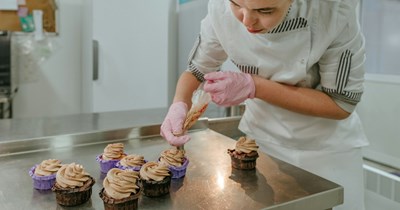 Michigan bakery makes 16-year-old employee sign non-compete clause, tell her she can't work for another bakery for 2 years after they fire her: 'She worked there maybe a month'