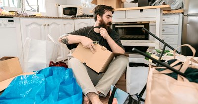 Busy student takes time away from finals to clean her chaotic friend’s house, but after the toddler wrecks it, the situation takes a turn: ‘I should’ve been studying for finals’