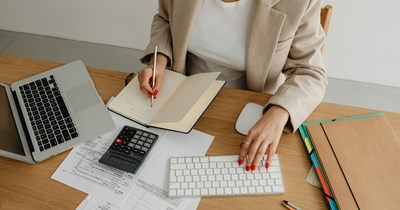 Senior accountant fired unceremoniously despite 6 years of dedicated service and the fact that she had endured a personal crisis 3 weeks earlier, company replaces her with junior staff member: 'They literally fired someone who had no performance issues'