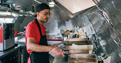 Fast food employee told by manager to stay out of the kitchen, employee follows her orders, denying service to customers: 'I’m sorry, I would get that for you but I’m not allowed back there right now'