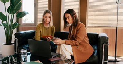 Employee calls out coworker after she gets glowing performance review for sending weekly email to upper management summarizing everyone else's hard work