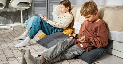 Mom moves into sister's house with iPad kids, gets annoyed when she limits screentime and gives them routine: 'I send them to bed at 8 PM' 