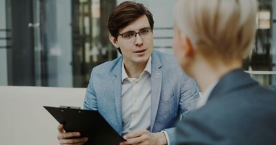 Boss scolds employee during performance review for doing the bare minimum, while also claiming that she meets all of her goals: 'If they want to see bare minimum they’ll for sure see it starting now.'