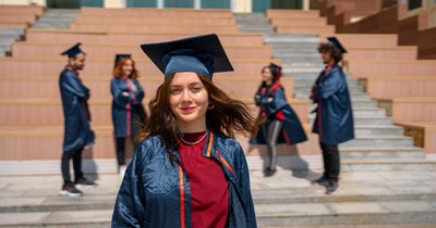 Delusional high school senior shows up to graduation in her own cap and gown despite failing out of school: 'The Dean of Students walks over and tells her [...] this area is for graduating students'