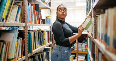University library charges student $100+ in late fees, student sneaks late books back onto the shelves and claims she already returned them: 'Every late fee was erased.'