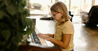 12-year-old daughter refuses to play piano for Grandma's birthday in front of entire family, leading aunt to defend her from demanding Mom: ‘She said no’