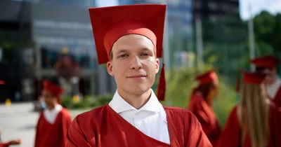 22-year-old college student forbids dad from bringing his girlfriend of 8 months to his graduation because he only has 4 tickets for his mom, dad, brother, and grandma