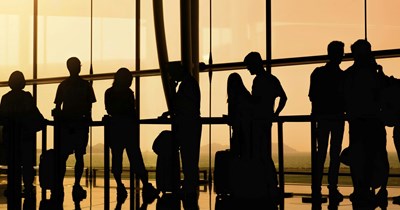 Adult mom and daughter attempt to cut airport lines while waiting for shuttle bus, only to have a passenger immediately put them in their place: ‘Move back!’
