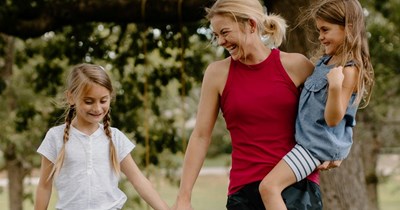 43-year-old ex-husband refuses to bring 7 and 10-year-old kids to their 41-year-old Mom, Lisa, after she shares the laugh-out-loud reason with him