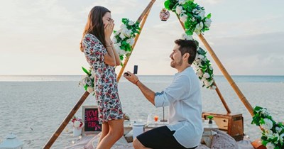 Single mother considers showing up to 23-year-old daughter's proposal, going against her BF's wishes: 'I know she would want me there.'