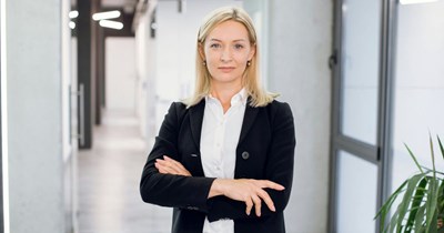Boss scolds hardworking employee for leaving work 1 minute before the workday ends, even though she comes in early every day
